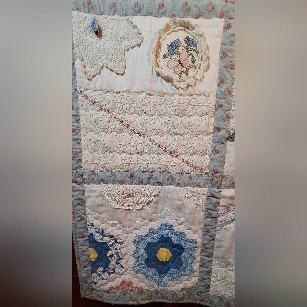 Handmade Patchwork Quilt with Floral Patterns - Picture 8 of 14